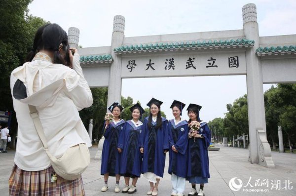 亿鑫网 青春镌刻江城记忆 武汉高校迎来毕业季