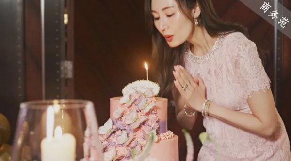 金铺子配资 55岁李嘉欣为什么被阔太圈排挤？合照被裁，和粉丝庆生才能站C位